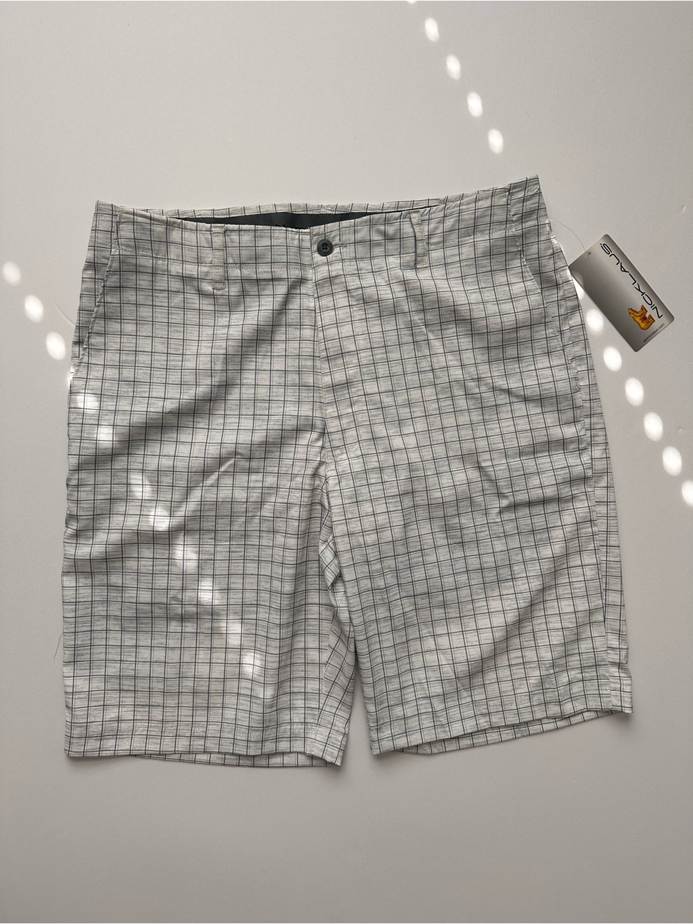 NICKLAUS Men's Grid-Pattern Flat-Front Shorts in Light Gray